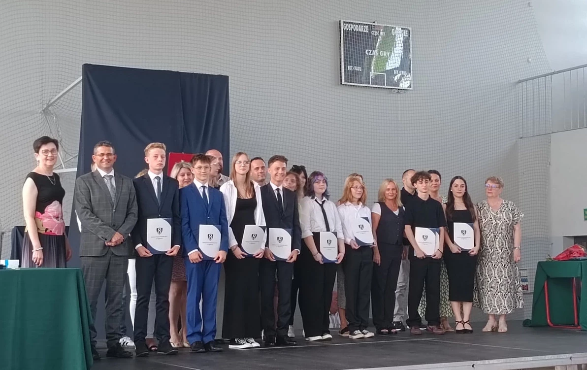  nagrodzeni uczniowie klas ósmych z rodzicami i dyrekcją szkoły