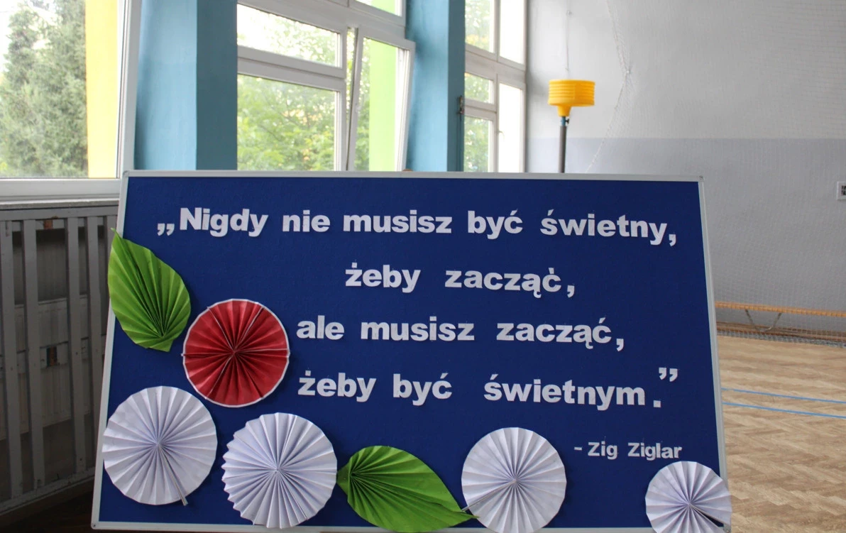 Tablica z dekoracją i hasło na zakończenie roku szkolnego