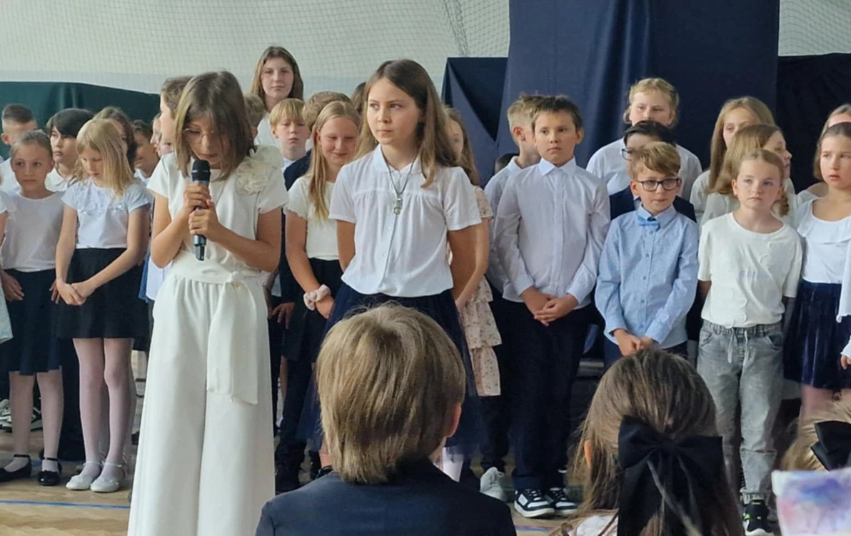 Uczennica klasy trzciej recytuje wiersz