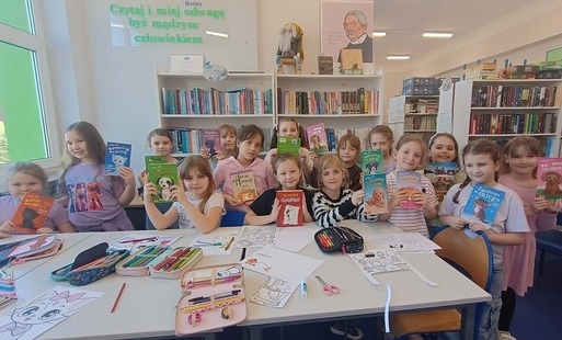 Uczestniczki Szkolnego Koła Bibliotecznego z książkami