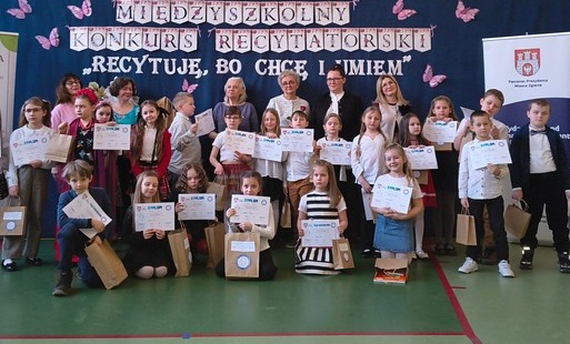 Zdjęcie przedstawia wszystkich uczestników konkursu recytatorskiego pod hasłem „Recytuję, bo chcę i umiem.