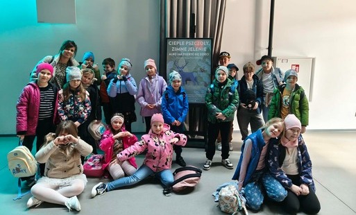 Uczniowie klasy 2B wraz z wychowawczynią w Teatrze Pinokio w Łodzi