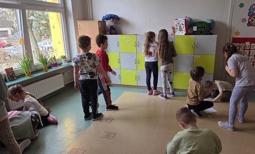 dzieci szukaja dzialan na mnozenie