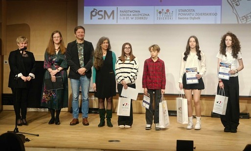 wręczenie nagród na scenie uczniom