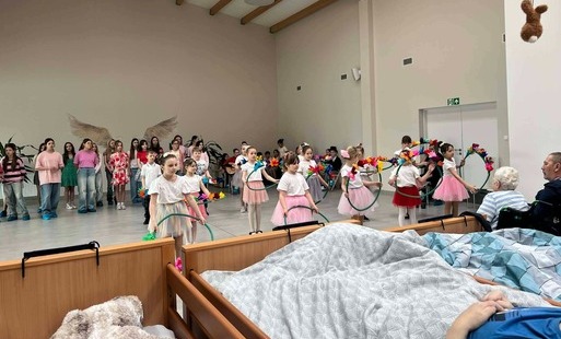 Uczniowie podczas występu dla pensjonariuszy hospcjum