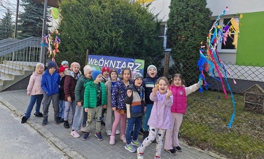 Grupa po wyjściu z budynku szkoły przygotowuje się do spaceru