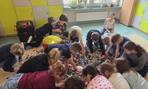 dzieci szukaja w klockach lego ukrytego skarbu