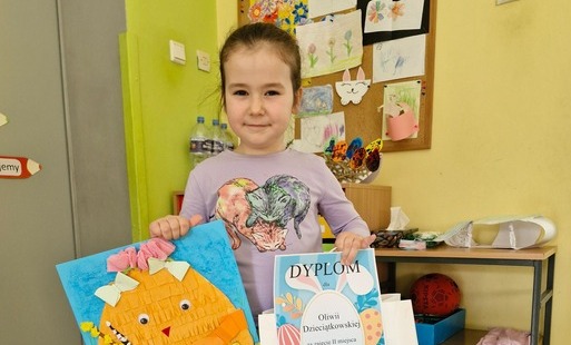 Oliwka prezentuje swoją pracę i nagrody, które otrzymała