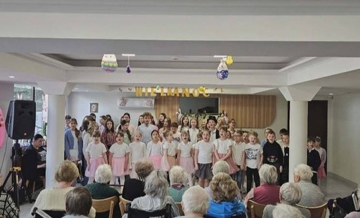 Grupa uczniów biorących udział w przedstawieniu przed pensjonariuszmi ośrodka