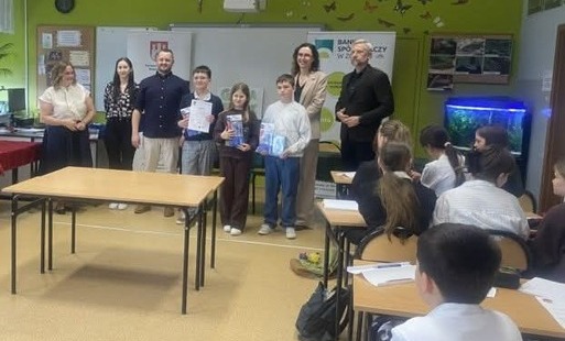 uczniowie odbierają od organizatorów konkursu dyplomy i nagrody