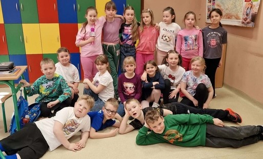 Uczniowie z klasy 1c po zakończonych prezentacjach swoich talentów