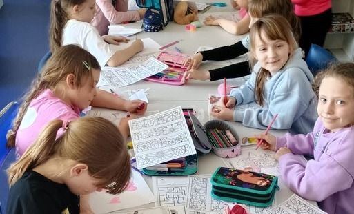 Dziewczynki z Koła Bibliotecznego uzupełniają karty pracy