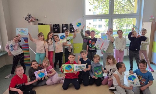 klasa prezentuje swoje plakaty z okazji dnia ziemi