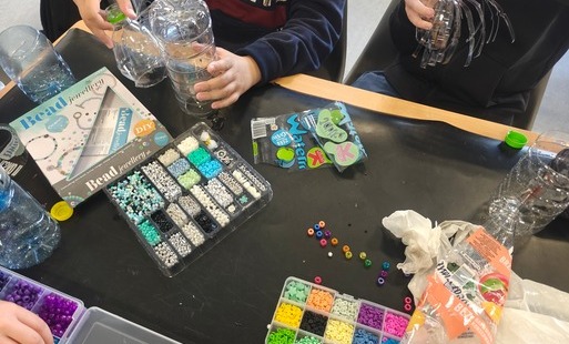 wyklejanie wycinanie z butelek plastikowych