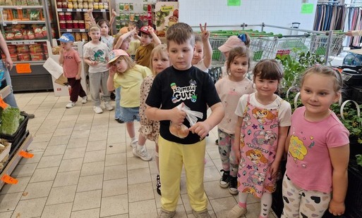 W sklepie dzieci kupują cebulę, aby założyć własną hodowlę