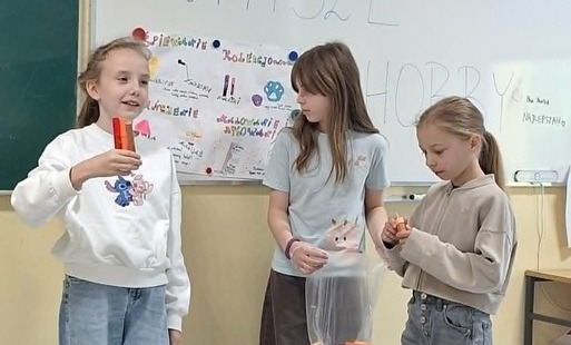 Uczniowie prezentujący swoje hobby 