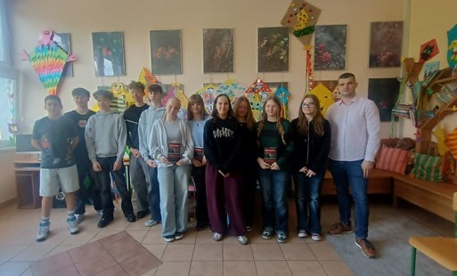 Klasa 8a na wspólnym zdjęciu z autorem książki Gimbaza