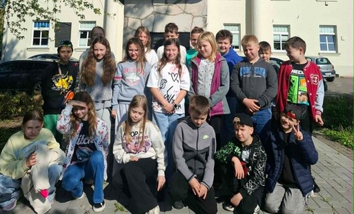 Uczniowie pod pomnikiem Książki w Strykowie