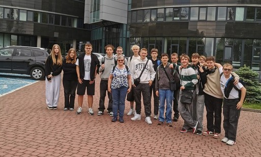 Grupa uczniów klas ósmych przed gmachem budynku Uniwersytetu Łódzkiego Wydział Prawa i Administracji