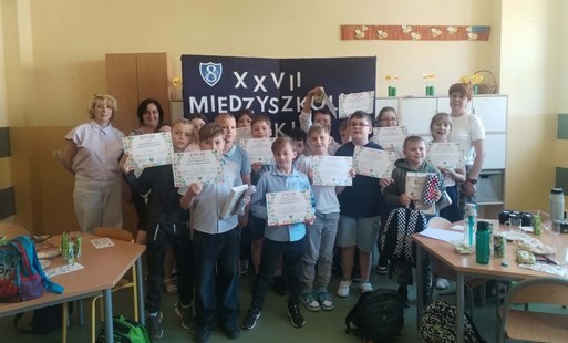 Uczestnicy konkursu w towarzystwie pani wicedyrektor i organizatorek