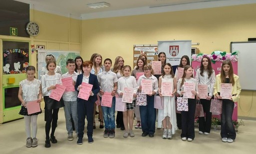 Uczestnicy konkursu recytatorskiego z dyplomami