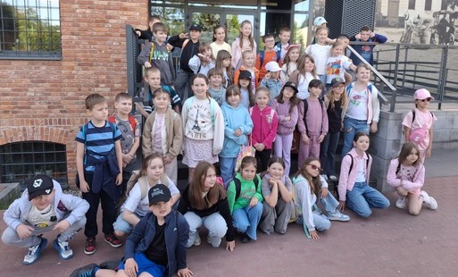 Uczniowie klasy 2A i  2B przed budynkiem kina w Starym Młynie w Zgierzu