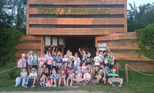 Klasy 2c i 2 d przy wejściu do Sadów Klemensa