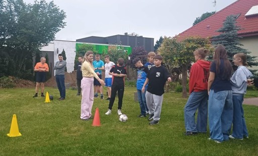 Uczniowie klasy 6a grają w piłkę nożną z podopiecznymi PSONI Koło 