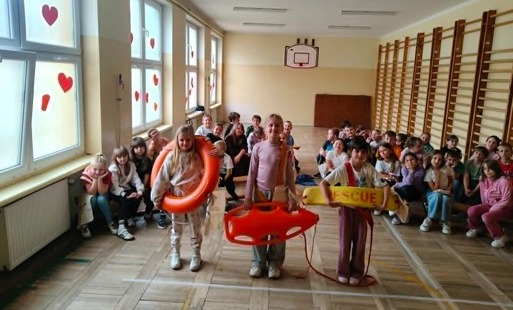 uczniowie prezentują sprzęt do ratowania w wodzie