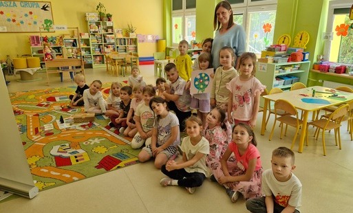 Wspólne zdjęcie wszystkich uczestników zajęć; dzieci i pracownicy PSSE w Zgierzu  