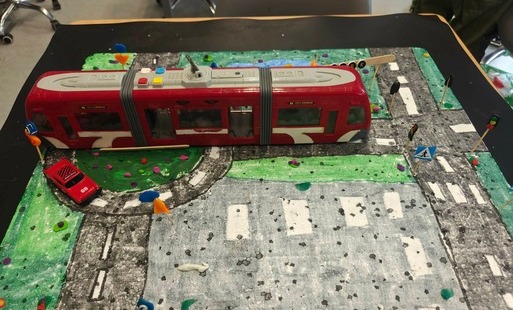 ulica z torowiskiem i tramwajem