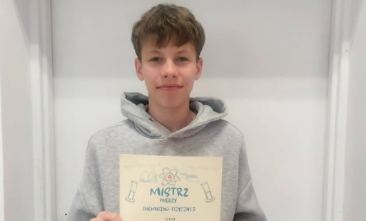 Mistrz w kategorii klas 7 w szkolnym konkursie wiedzy fizyczno-chemicznej