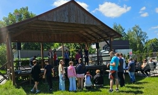 Uczniowie klasy 6a z podopiecznymi PSONI Koło Zgierz na terenie zielonym