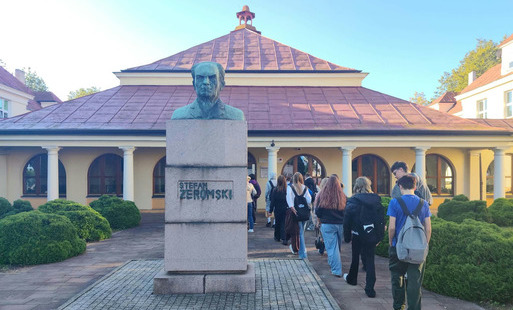 Grupa uczniów przed budynkiem Centrum Rozwoju Edukacji w Zgierzu