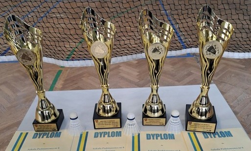Dyplomy i puchary dla zwycięzców turnieju