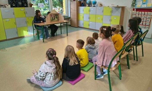 zdjęcie przedstawia uczennice klasy 3a podczas prezentacji bajki pt. „Kopciuszek w oddziale przedszkolnym