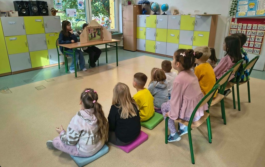 zdjęcie przedstawia uczennice klasy 3a podczas prezentacji bajki pt. „Kopciuszek w oddziale przedszkolnym